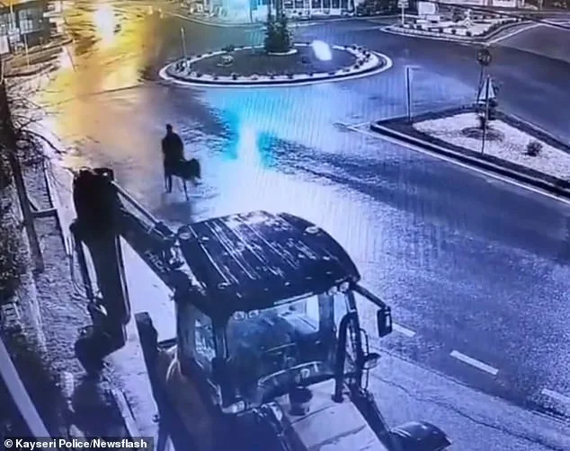 Kayseri Jewelry Store Robbery: Masked Thief Uses Forklift and Escapes on Donkey
