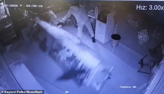 Kayseri Jewelry Store Robbery: Masked Thief Uses Forklift and Escapes on Donkey